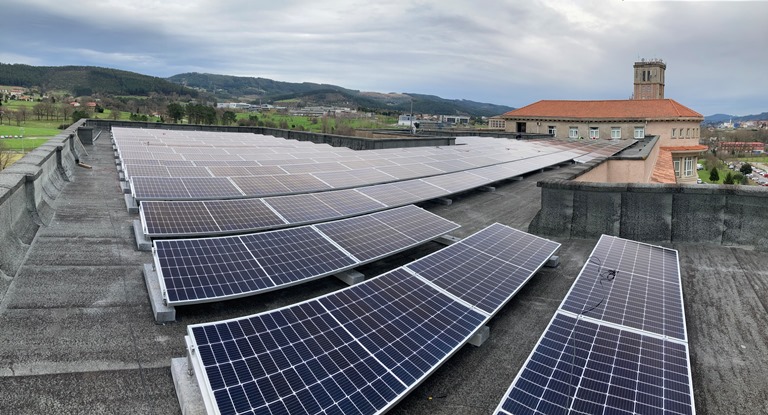 La planta de generación eléctrica fotovoltaica instalada en la cubierta del Edificio Seminario | Edinor