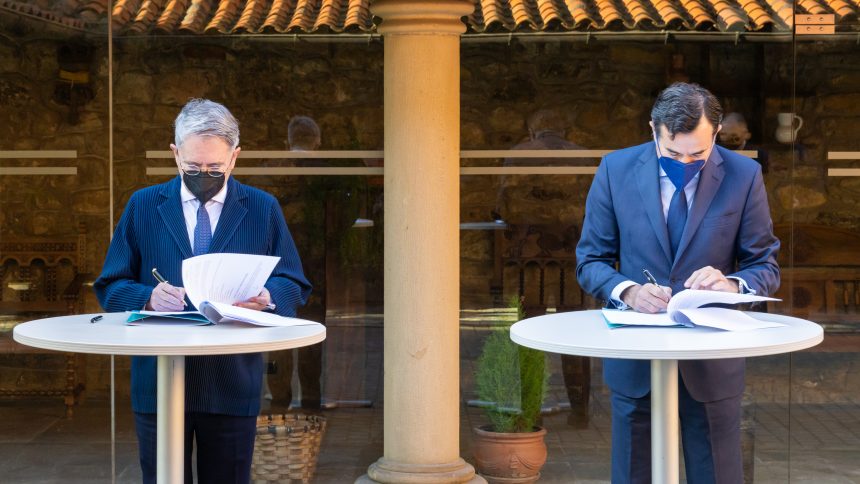 El presidente de Petronor y Edinor, Emiliano López Atxurra, y el director general y vicepresidente de Fundación Repsol, Antonio Calçada, firmando el acuerdo