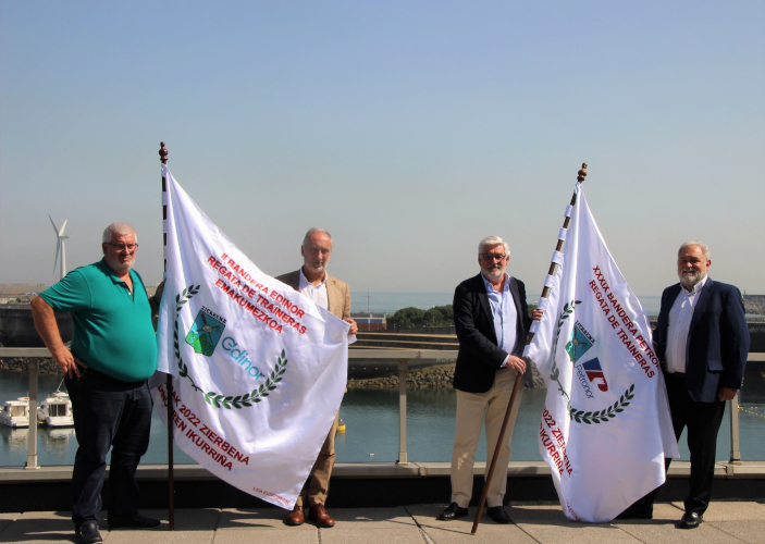 José Luis Herrerías, Juan Diego, Iñigo de Loyola Ortuzar y José Ignacio Zudaire, con la Bandera Petronor y la Edinor